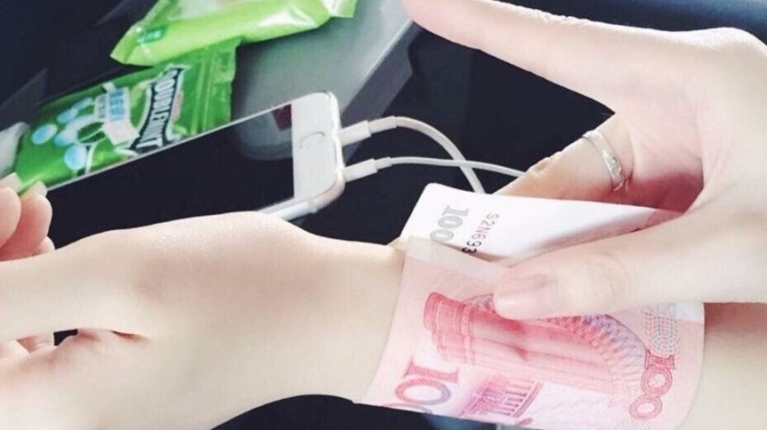 Chinesas enrolam nota de dinheiro no pulso para provarem estar em 