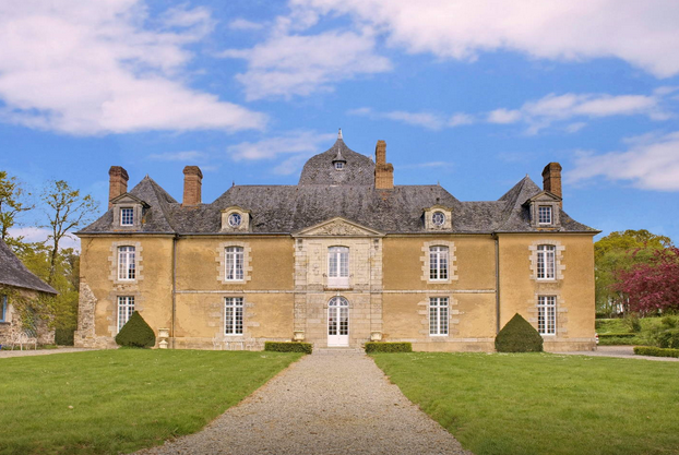 Olhando as fotos deste castelo no interior da França imediatamente você já se sente em alguma série de época como 'Downton Abbey'. A construção do século 17 é incrível e mantém grande parte do mobiliário e artes de sua história. Até por isso é proibido fumar na propriedade e comer ou beber nos quartos