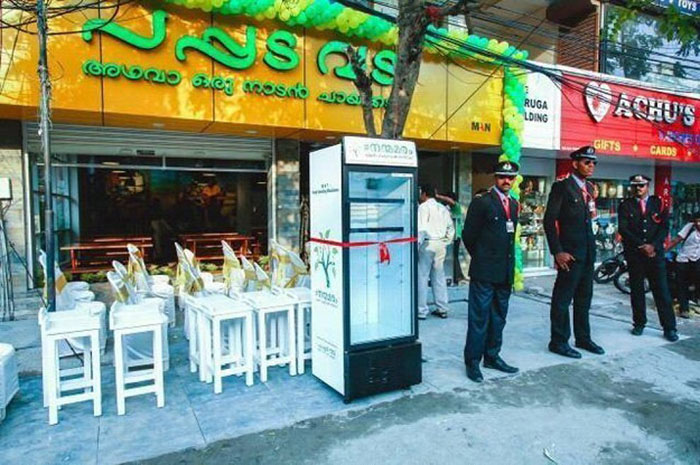 Minu Pauline colocou uma geladeira em frente ao seu restaurante para ajudar quem não pode pagar pela refeição