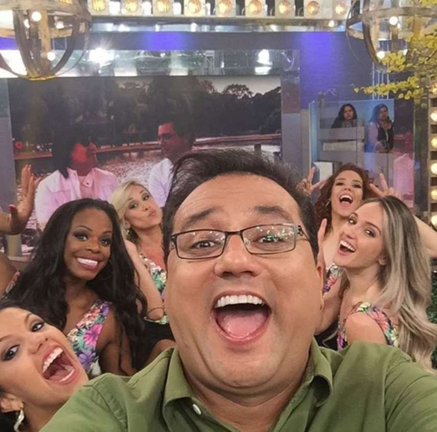 O apresentador recebeu uma suspensão após criticar a Record ao vivo no programa do dia 17 de abril de 2016, quando uma reportagem feita por ele recebeu vários cortes para dar espaço para a cobertura jornalística da votação do impeachment da presidente Dilma Rousseff. Na ocasião, Geraldo disse no ar: 