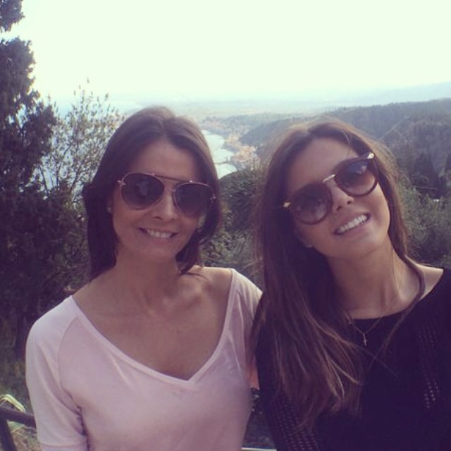 Esses dias os internautas se surpreenderam com a semelhança de Kelly Key com a filha, Suzanna. Agora, quem também mostrou que tem genes fortes é Giuliana Lancellotti, mãe de Giovanna Lancellotti.  A atriz postou uma foto da mãe para homenageá-la no dia do seu aniversário. Os seguidores de Giovanna logo comentaram a semelhança das duas, assim como a boa forma de Giuliana. 