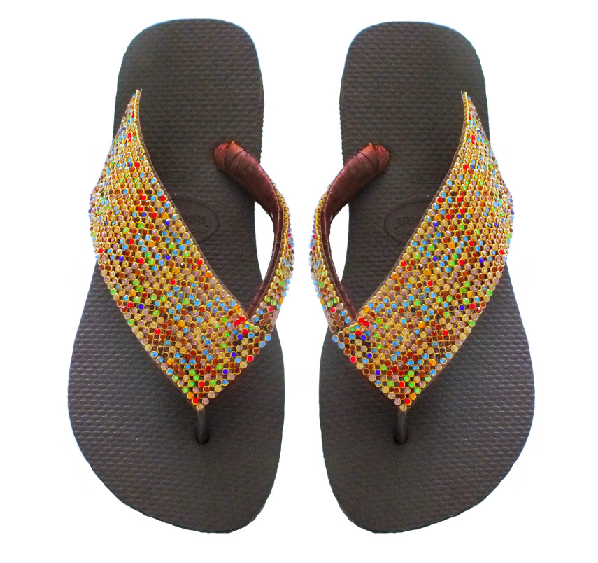 Também nos anos 90 começaram a surgir o (terror!) das customizações. Era camiseta, abadá e, claro, Havaianas. Que atire a primeira pedra quem nunca saiu na rua com uma belezinha dessas?!