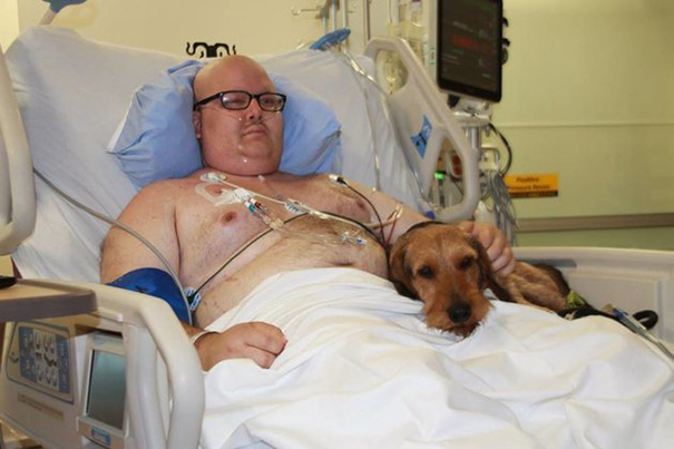 Na foto, Zachary Noble, sobrinho de Donna. Durante seu tratamento de Câncer, o jovem geek pediu a liberação da visita do seu cão. Mesmo depois de falecer, sua tia Donna e o hospital seguiram o seu legado e implementaram um programa de visitas dos animais.