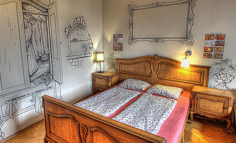 O quarto duplo com banheiro compartilhado custa R$172. A suíte comum sai por R$206 e a suíte com cama de casal standard por R$231