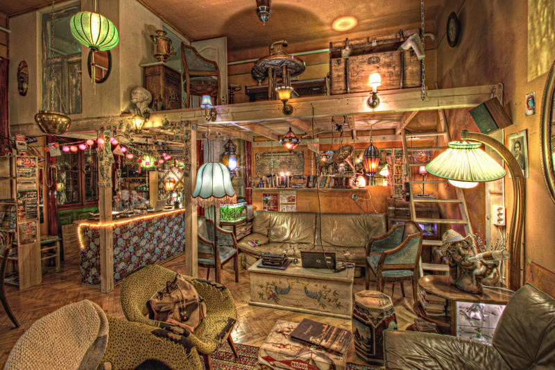 A decoração deste lugar é impressionante. Ele é uma galeria de arte vintage com várias referências da cultura local espalhadas pelos cômodos. O toque moderno fica por conta das pinturas incríveis pelas paredes