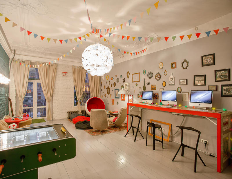 A diária do quarto duplo privado é de R$365 e o de luxo é R$483. Os quartos compartilhados com quatro camas custam R$96 e com oito saem por R$90. Todos têm banheiro na acomodação