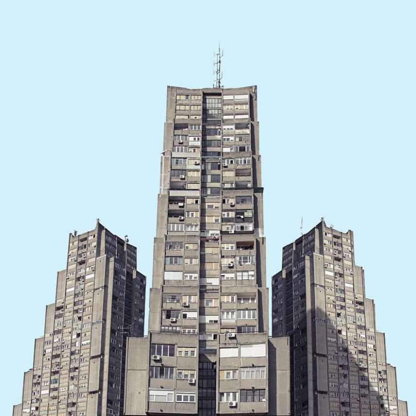 A arquitetura da metade do século XX de países que tiveram dominação do regime socialista neste período fascina diversos fotógrafos. Esse foi o caso de Mirko Nahmijas, autor da série Minimal Belgrade, que mostra essa arquitetura futurista da capital da Sérvia, Belgrado.  