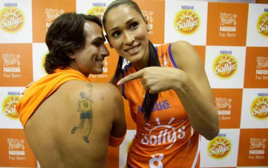 A jogadora de vôlei jaqueline foi homenageado por este rapaz