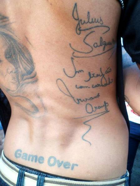 ...tanto que tatuou seu rosto e o autógrafo que ganho dela