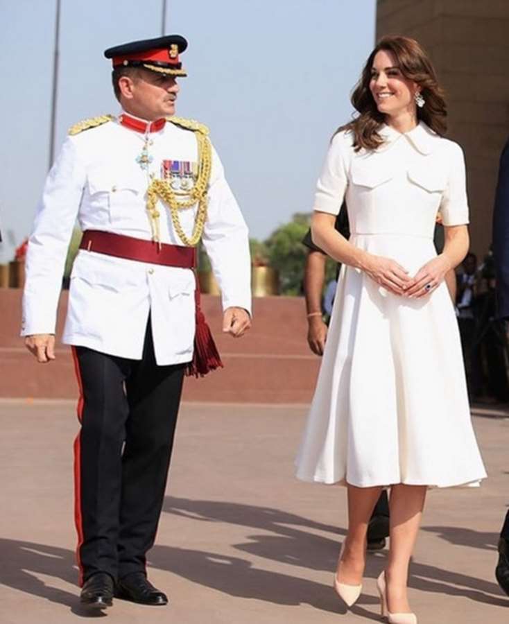 No segundo dia de compromisso oficial, Kate participou de uma cerimônia em homenagem à vítimas de guerra. Para a ocasião, ela escolheu um vestido da estilista Emilia Wickstead avaliado em 1.760 libras (R$ 8.872).