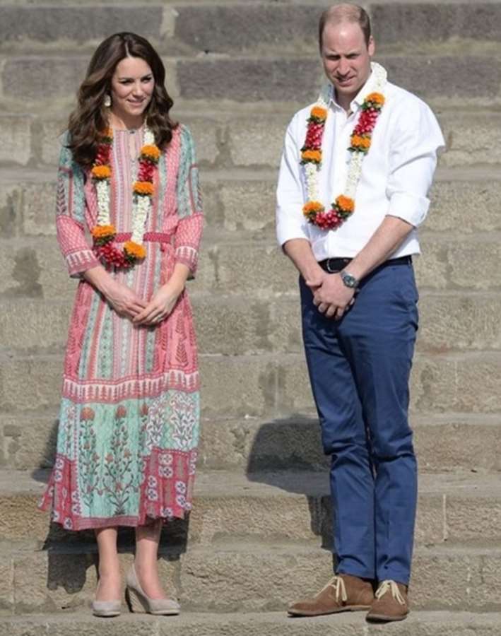 Em seu primeiro dia na Índia, a duquesa participou de uma partida de cricket usando um vestido da estilista indiana Anita Dongre. O modelo custa 236 libras (R$ 1.189).