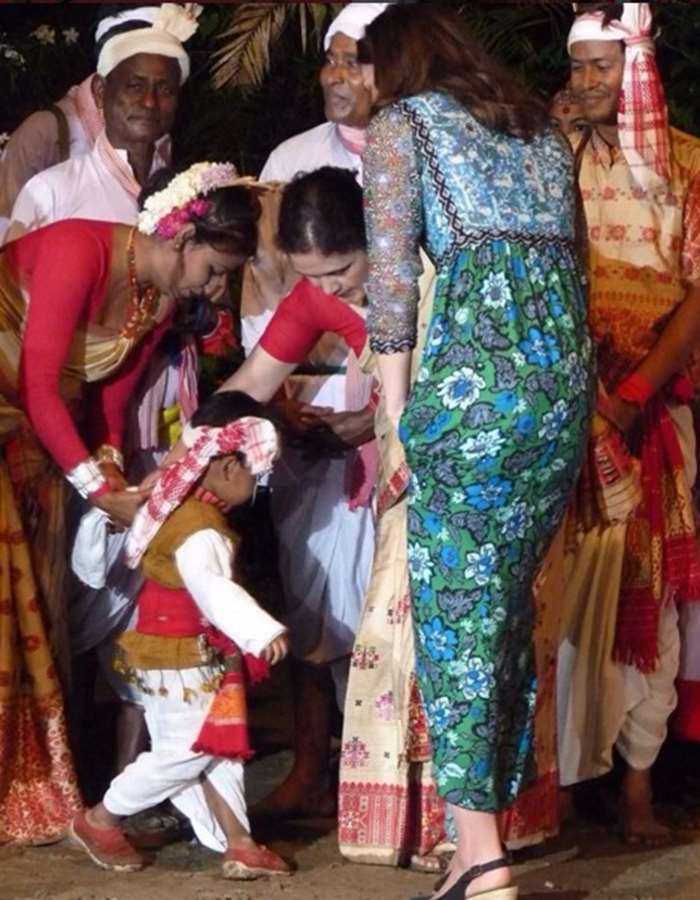 Em Assam, a duquesa participou de um festival local usando um look da estilista Anna Sui de 805 libras (R$ 4.058).