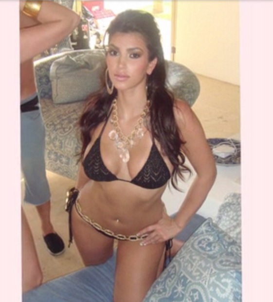 Kim abriu o baú de fotos das gravações da primeira temporada de 'Keeping Up with the Kardashians', que foi ao ar em 2007.