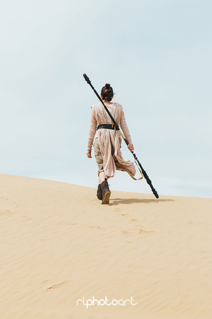 Para quem torceu para a formação deste casal em O Despertar da Força, Victor e Juliane - e a bebê Addie - capricharam em seus cosplays para transformarem Finn e Rey em um par romântico de Star Wars.  O casal, que mora em Utah, vai se casar em maio e decidiu montar este cosplay com um ar mais romântico. A pequena bebê Addie, que faz o robôzinho BB-8, é de um casal de amigos deles.