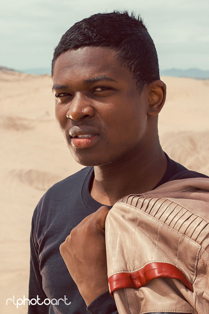 Para quem torceu para a formação deste casal em O Despertar da Força, Victor e Juliane - e a bebê Addie - capricharam em seus cosplays para transformarem Finn e Rey em um par romântico de Star Wars.  O casal, que mora em Utah, vai se casar em maio e decidiu montar este cosplay com um ar mais romântico. A pequena bebê Addie, que faz o robôzinho BB-8, é de um casal de amigos deles.