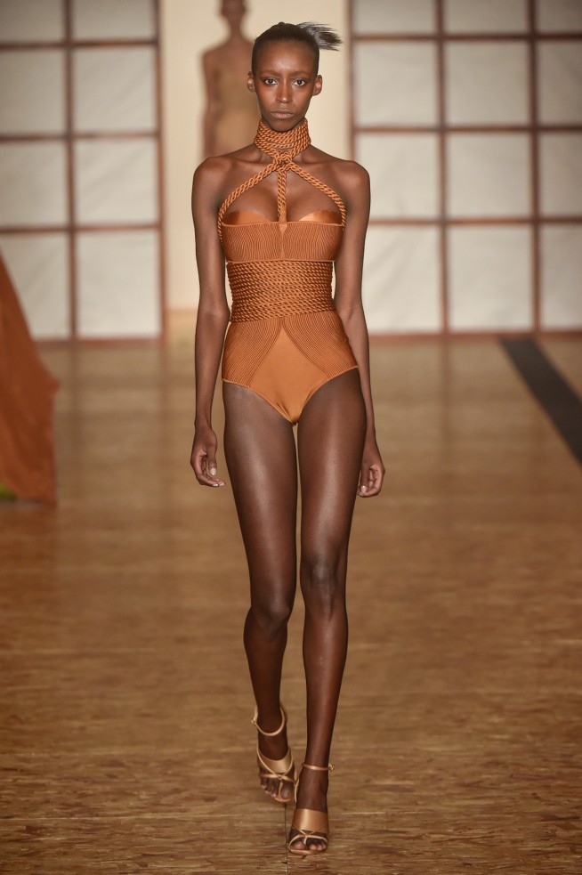 E Lenny Niemeyer apostou em vários tons que se aproximavam da pele das modelos. Lindo!