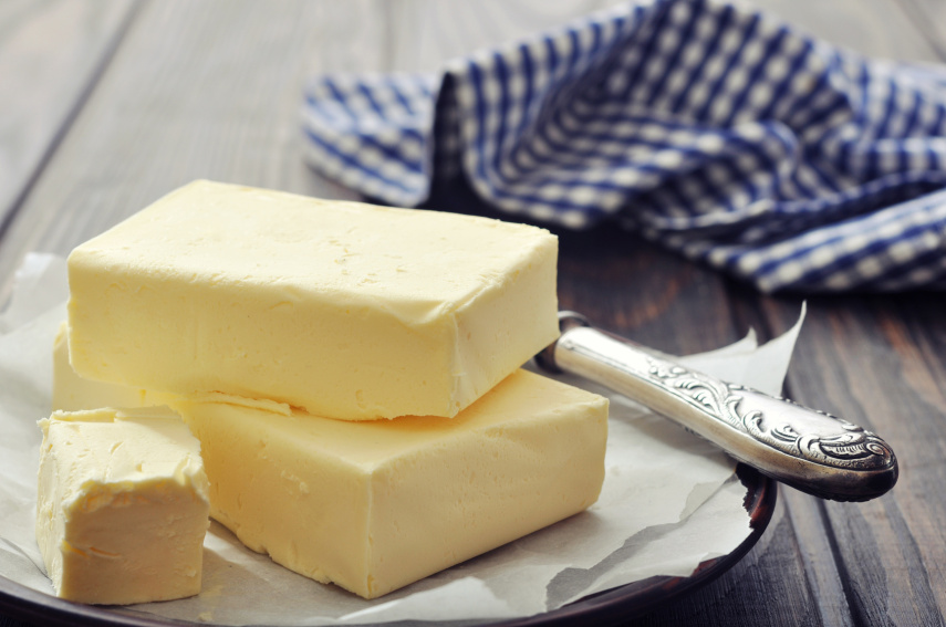Quer aproveitar as promoções e não perder os prazos de validade das manteigas? Corte em fatias grossas e congele enroladas em sacos plásticos. Simples assim!