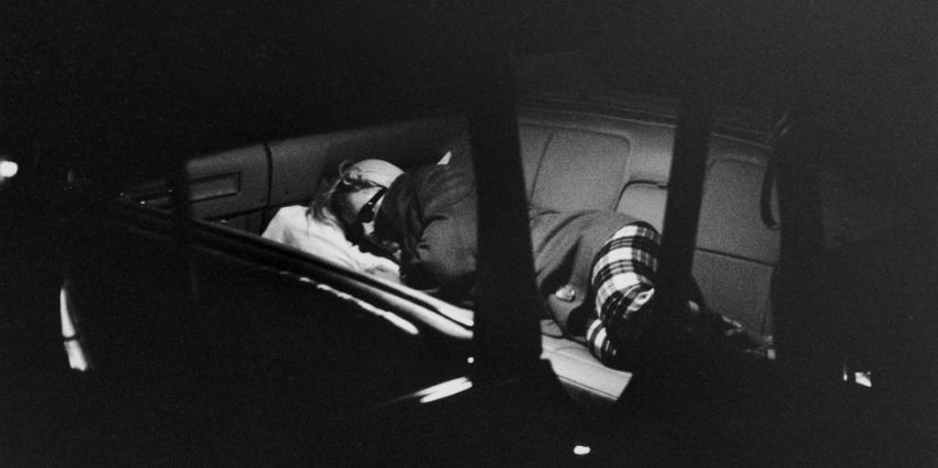 Marilyn foi flagrada dormindo no banco traseiro de um carro no intervalo das gravações de 'Adorável Pecadora'