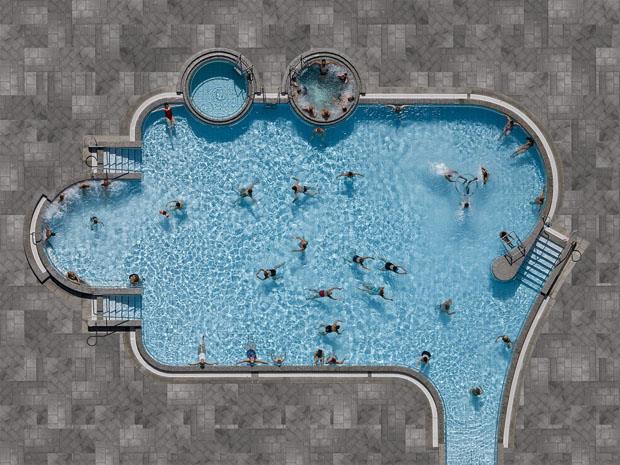 A série Pools, do fotógrafo alemão Stephan Zirwes tem um tema bem objetivo: piscinas. Mas o artista quis um ângulo mais inusitado. Com a ajuda de um helicóptero, Zirwes buscou formas geométricas e uma paisagem mais surreal.  As fotos são de piscinas de verdade. No entanto, ele fez alterações no Photoshop para que estes retratos fossem únicos. Ele digitalmente isolou a área das piscinas e aumentou seu entorno, deixando seus decks maiores e removendo itens que distraem o olhar do tema principal.  Para Zirwes, seu projeto deve mostrar às pessoas a importância da água. 