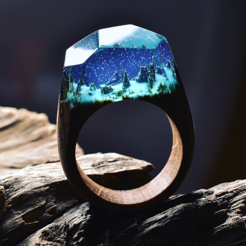 Anéis feitos de madeira e resina carregam pequenos mundos secretos