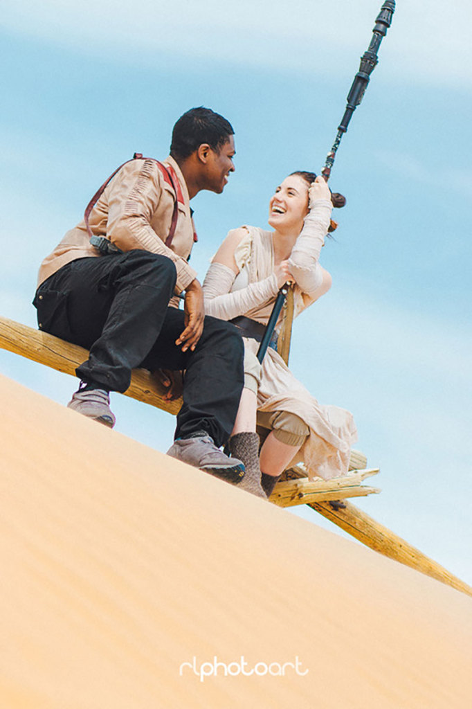 Para quem torceu para a formação deste casal em O Despertar da Força, Victor e Juliane - e a bebê Addie - capricharam em seus cosplays para transformarem Finn e Rey em um par romântico de Star Wars.  O casal, que mora em Utah, vai se casar em maio e decidiu montar este cosplay com um ar mais romântico. A pequena bebê Addie, que faz o robôzinho BB-8, é de um casal de amigos deles.