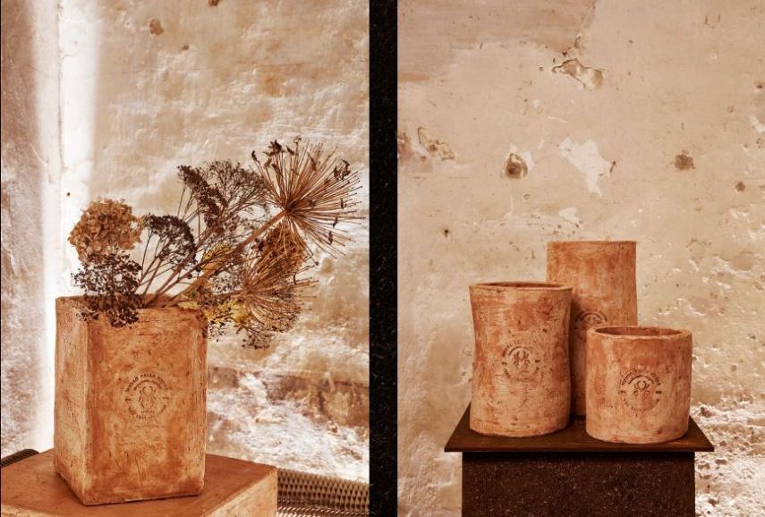 Museu da Merda, na Itália, expõe itens feitos com fezes de vacas e barro