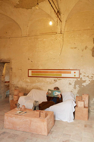 Museu da Merda, na Itália, expõe itens feitos com fezes de vacas e barro