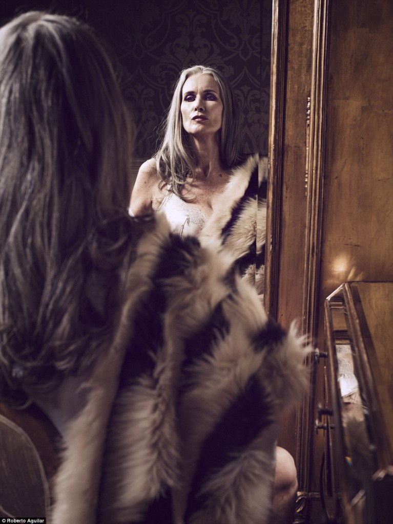 Aos 56 anos, modelo posa para revista especializada em moda plus size