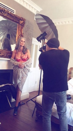 Aos 56 anos, modelo posa para revista especializada em moda plus size