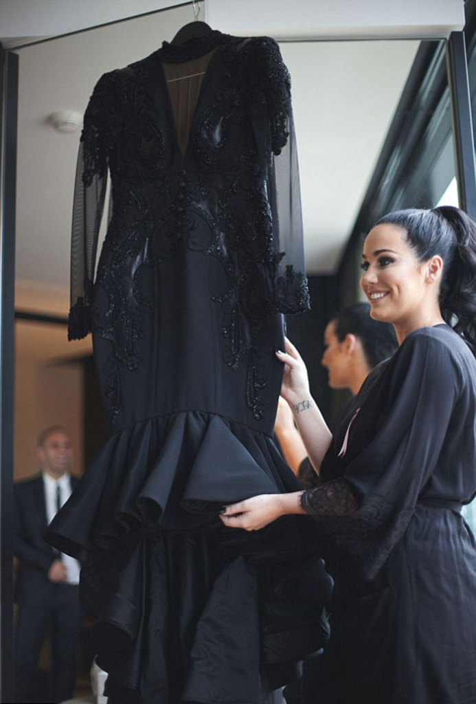 Australiana casou com vestido preto sob medida: 
