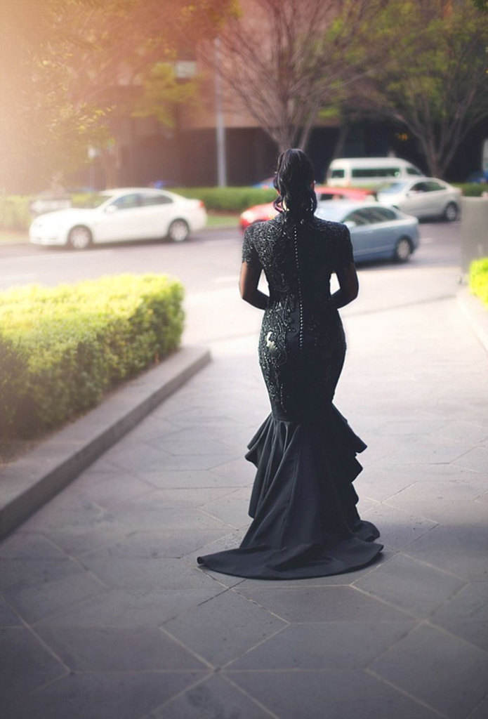 Australiana casou com vestido preto sob medida: 