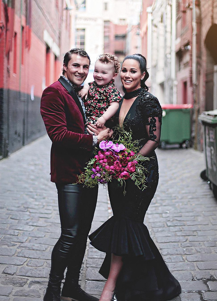 Australiana casou com vestido preto sob medida: 