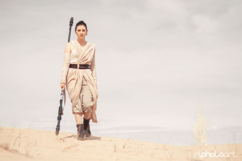 Para quem torceu para a formação deste casal em O Despertar da Força, Victor e Juliane - e a bebê Addie - capricharam em seus cosplays para transformarem Finn e Rey em um par romântico de Star Wars.  O casal, que mora em Utah, vai se casar em maio e decidiu montar este cosplay com um ar mais romântico. A pequena bebê Addie, que faz o robôzinho BB-8, é de um casal de amigos deles.