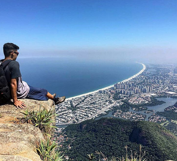 Turistas se arriscam por cliques inacreditáveis no ponto turístico do Rio de Janeiro. Site americano chamou o passeio de 