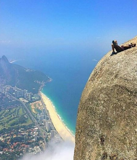 Turistas se arriscam por cliques inacreditáveis no ponto turístico do Rio de Janeiro. Site americano chamou o passeio de 