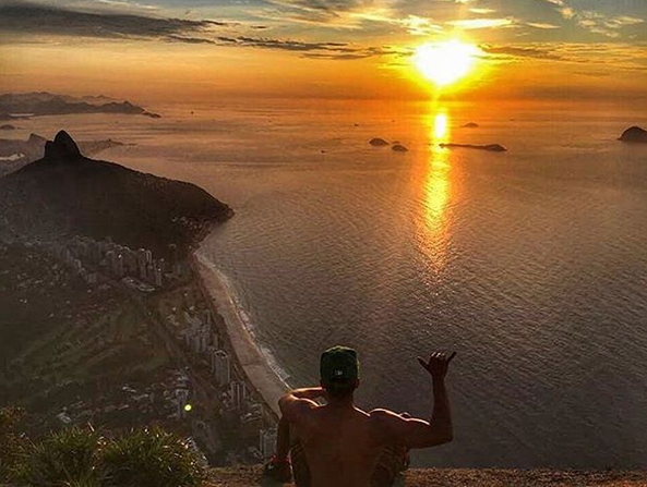 Turistas se arriscam por cliques inacreditáveis no ponto turístico do Rio de Janeiro. Site americano chamou o passeio de 