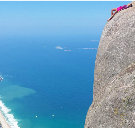 Turistas se arriscam por cliques inacreditáveis no ponto turístico do Rio de Janeiro. Site americano chamou o passeio de 