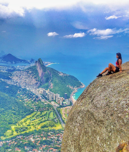 Turistas se arriscam por cliques inacreditáveis no ponto turístico do Rio de Janeiro. Site americano chamou o passeio de 