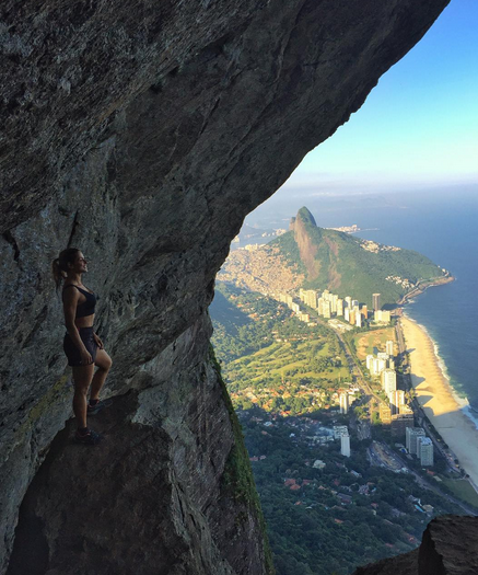 Turistas se arriscam por cliques inacreditáveis no ponto turístico do Rio de Janeiro. Site americano chamou o passeio de 