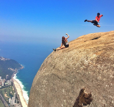 Turistas se arriscam por cliques inacreditáveis no ponto turístico do Rio de Janeiro. Site americano chamou o passeio de 