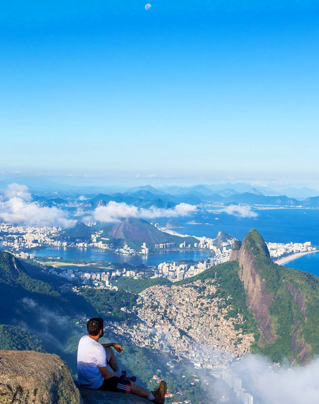 Turistas se arriscam por cliques inacreditáveis no ponto turístico do Rio de Janeiro. Site americano chamou o passeio de 