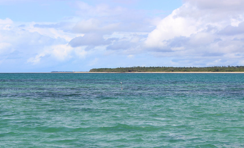 Águas mornas, cristalinas, de um verde intenso, convidam o turista ao banho de mar e até ao mergulho 