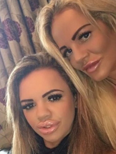 Georgina (39) e Kayla (21), contaram à imprensa britânica que são obcecadas por procedimentos estéticos. A revelação acabou chamando a atenção de um canal de TV, e agora as duas serão vistas em um reality show chamado 'My Mum's Hotter Than Me' (minha mãe é mais sensual do que eu), que vai mostrar a disputa entre elas para ver quem fica mais, digamos, bonita e turbinada.