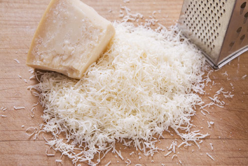 Queijos mais cremosos, como branco e cream cheese, por exemplo, não podem ser congelados porque perderiam a consistência depois de retirados do freezer. Mas todos os outros, devem. Congelar em blocos grandes é mais difícil, por isso rale ou pique e use direto em pizzas, massas ou qualquer outra receita