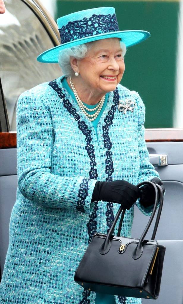 A rainha Elizabeth II tem nada menos que 200 bolsas praticamente iguais da mesma grife, a Launer London