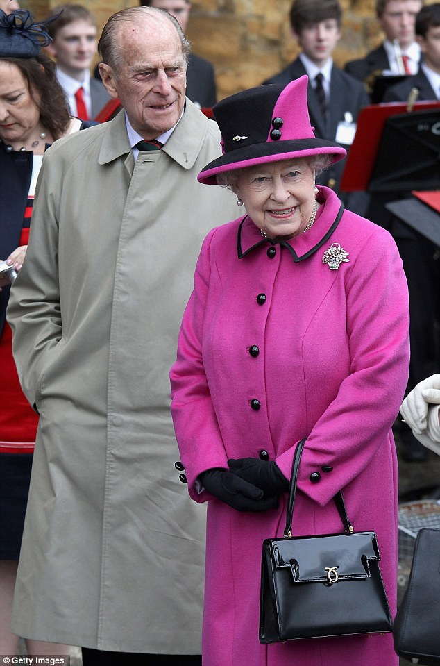 A rainha Elizabeth II tem nada menos que 200 bolsas praticamente iguais da mesma grife, a Launer London