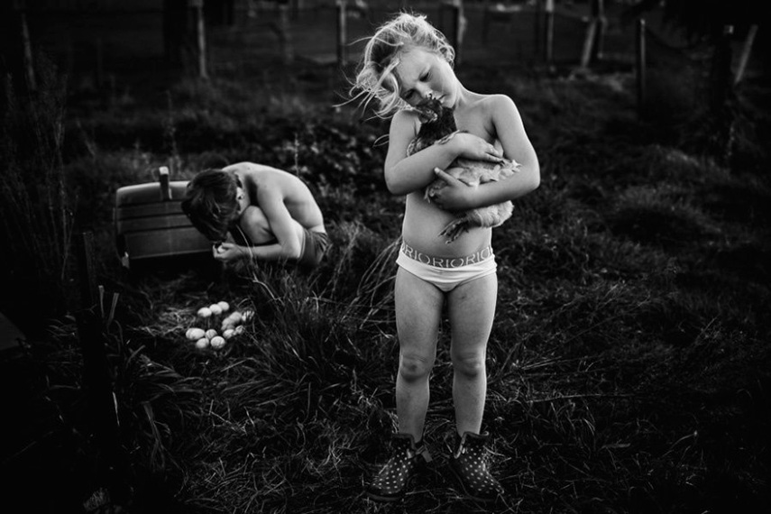 Fotógrafa registra a infância dos filhos perto de animais e da natureza