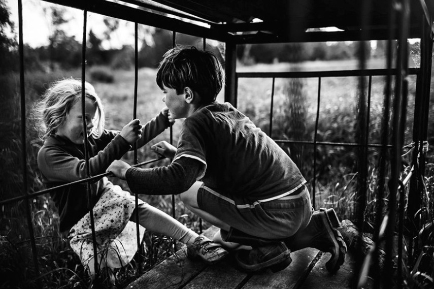 Fotógrafa registra a infância dos filhos perto de animais e da natureza