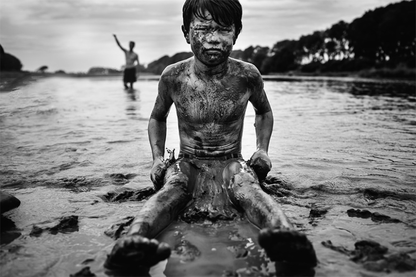 Fotógrafa registra a infância dos filhos perto de animais e da natureza
