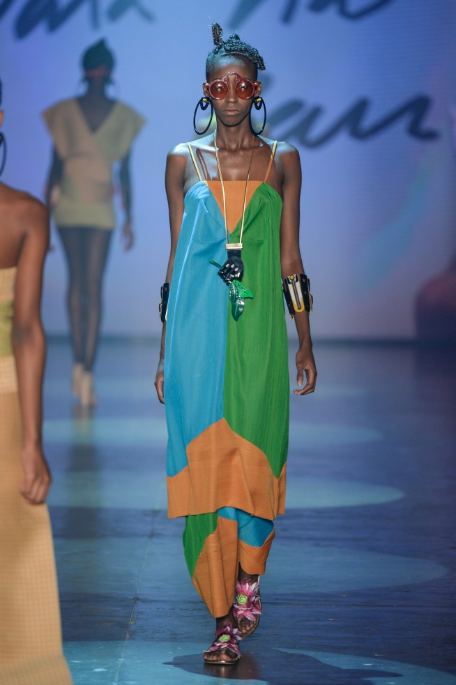 Estilista fez desfile vibrante e colorido que teve a crise migratória como tema. Na passarela, convidou refugiados da Síria, Palestina, Senegal e Angola para desfilarem